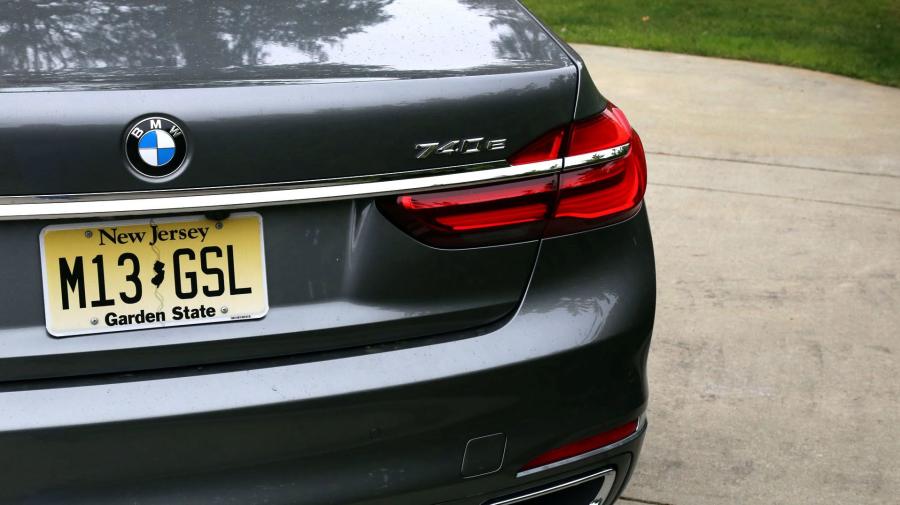 Детали экстерьера BMW 740e iPerformance (G11) 2018 года  (NA) (фото 10 из 40)